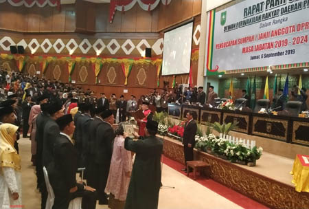 Dihadiri Gubri, 65 Anggota DPRD Riau Periode 2019-2024 Resmi Dilantik